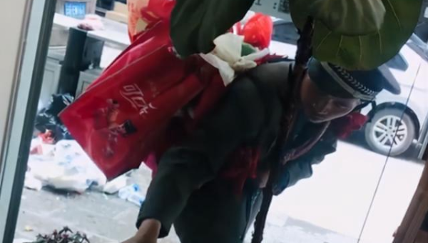 店铺门口放两个红色灯笼风水好吗